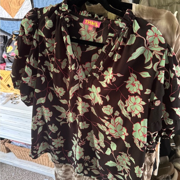 THML vibrant floral blouse size medium like new 🌺 - Picture 4 of 9